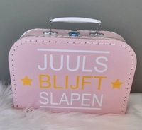 Geboortexpress.nl licht roze koffertje met naam van tv programma 'Chantal blijft slapen'