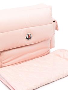 Moncler logo-patch padded changing bag - Roze