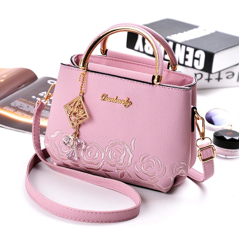 HUANZI BAG Damestas 2023 Nieuwe mode Borduren Handheld Crossbody Tas Moederschoudertas van middelbare leeftijd 21x11x17cm rood