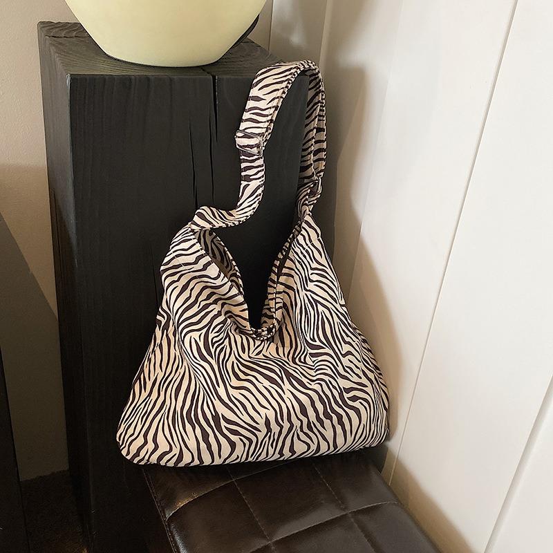 JINBAOSEN BAG Dames Tote Bag met grote capaciteit voor het dragen van de zomer Crossbody 2024 Nieuwe stoffen tas Luipaardpatroon Veelzijdige tas voor studenten in de klas