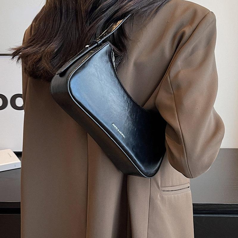 RUWB BAGS Kleine schattige schoudertassen voor dames onder de oksels 2024 Winter Trend Design leren handtassen en portemonnees Zilveren handtas rood