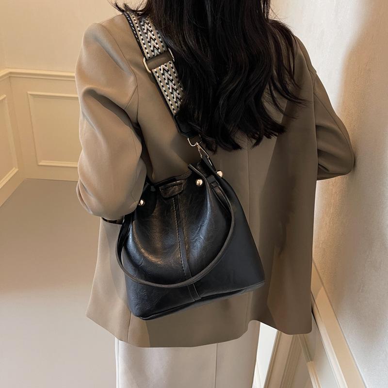 Warm clothes family Mode veelzijdige kleine tas dames 2024 nieuwe herfst en winter retro forensen emmer tas niche high-end schoudertas beige