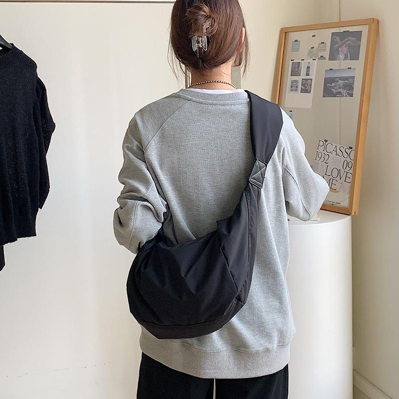 Versatile bag Zomer Nieuwe Damestas Grote Capaciteit Casual Nylon Crossbody Tas Knoedeltas Hoogwaardige Effen Kleur Schoudertas