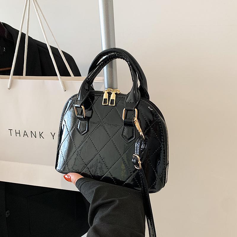 Warm clothes family 2024 nieuwe trend retro textuur shell tas buitenlandse stijl effen kleur eenvoudige mode lakleer glanzende schoudertas groen
