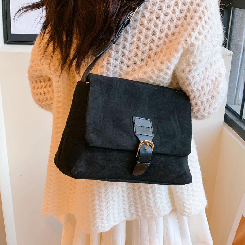 Versatile bag Fluwelen Messenger Bag Damesmode Nieuwe Forenzentas met hoge capaciteit Eenvoudige veelzijdige effen kleur Suède schoudertas Crossbody tas