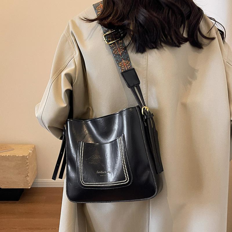 Dream shoe edge Populaire kleine tassen voor dames dit jaar zijn de veelzijdige herfst- en wintertas 2024, de nieuwe retro breedband schoudertas en de bucket bag voor dames. zwart
