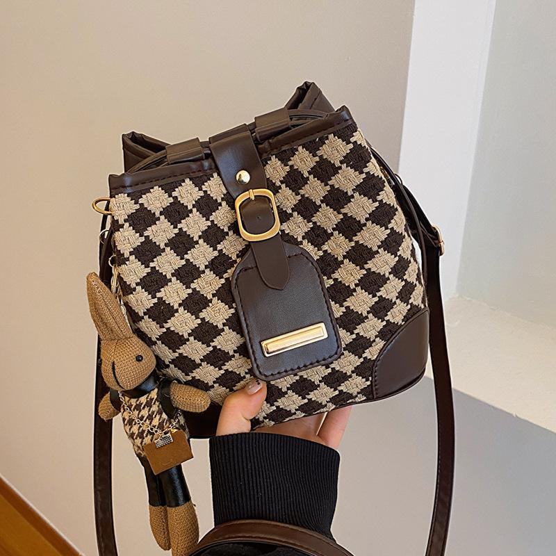 Best Shoe Boutique High-end kleine tas dames winter nieuwe trendy mode messenger bag gebreide niche dames emmer tas donkerbruine kleur
