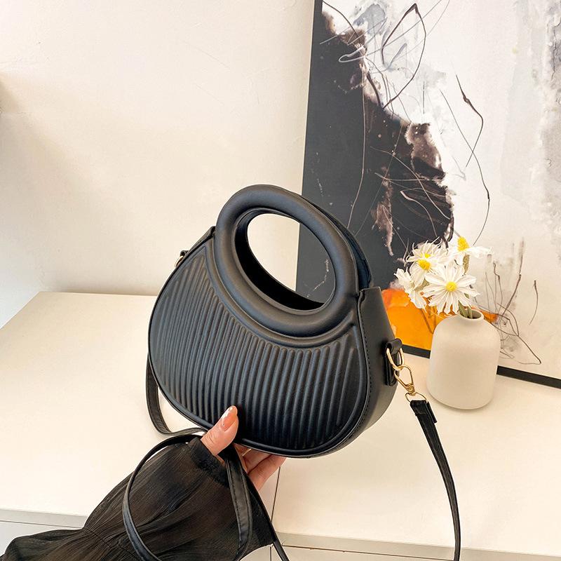 Best Shoe Boutique 2024 nieuwe lente draagbare schoudertas voor dames geplooide persoonlijkheid eenvoudige ins messenger bag niche design tas dames roze