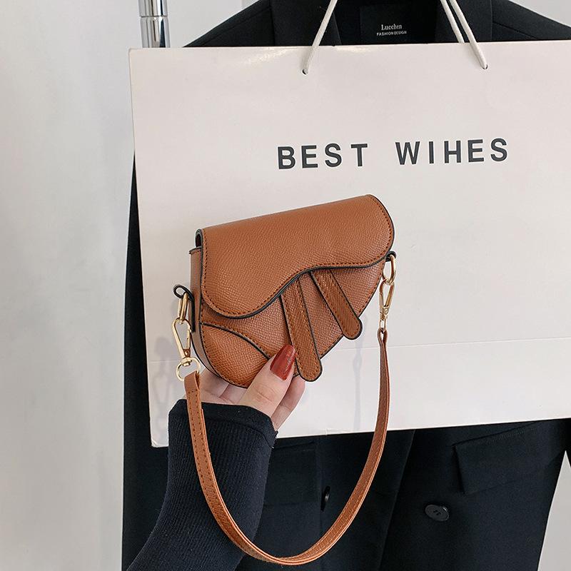 Best Shoe Boutique Casual messenger bag 2024 zomer nieuwe eenvoudige mode schoudertas buitenlandse trend zadeltas populaire tas vrouwen zwart