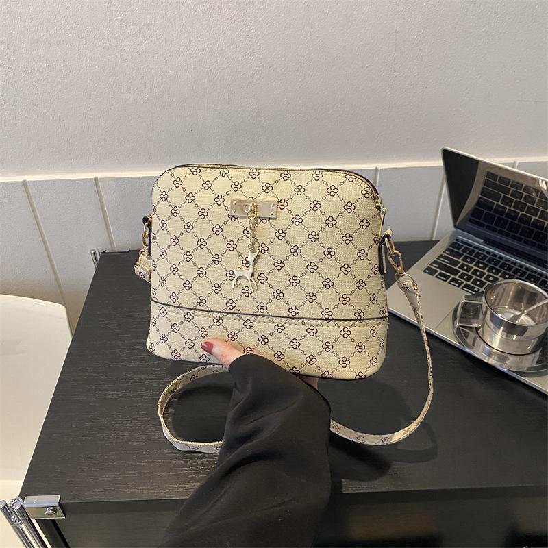 NK39UR Nieuwe mode retro PU leren kleine schelp schoudertas casual herten hanger decor crossbody tas vintage bedrukte rits dames handtas 22.5x9.5x17.5cm wit