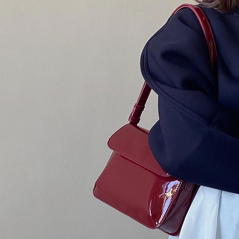 BR43FN Luxe Patentleren Damestas Mode Okseltas Designer Kleine Vierkante Crossbody Tas Casual Dames Handtas Portemonnee 21.5x6x16.5cm rood