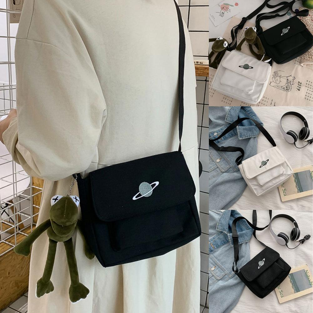 ClothesWardrobe Mannen en vrouwen Canvas Messenger Bag Zuid-Korea Geborduurde Ster Postman Bag Schoudertas with frog pendant zwart