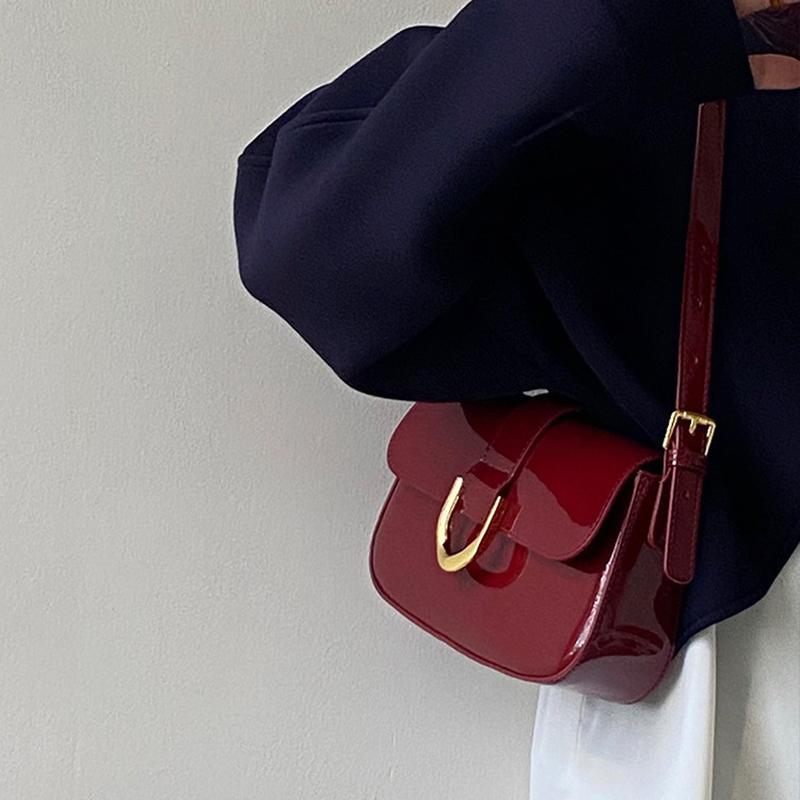 Yogodlns Damesmode Crossbody Tas Rood Vintage Zadel Klein Lakleer Schoudertas Luxe Design Dames Trend Flap Handtassen 24x5x14cm wijnrode kleur