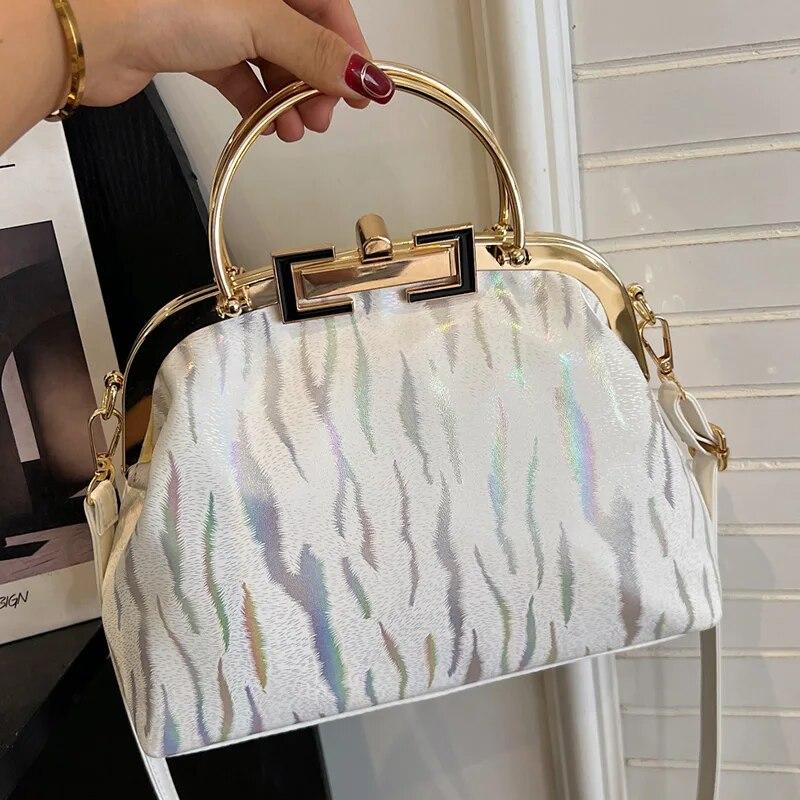 RUWB BAGS Nieuwe Retro Dames Lock Chic Handtassen Avondkoppeling Designer Merk Dame Schoudertassen Shell Clip Zwart Wit Roze Crossbody Tas wit