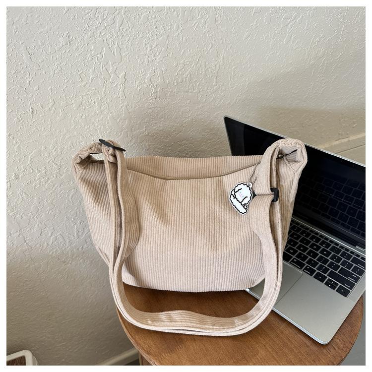Exquisite handbag NO 1 Hoogwaardige klassieke effen schoudertas met textuur voor dames in een niche modieuze crossbodytas met kleine vierkante tas kaki