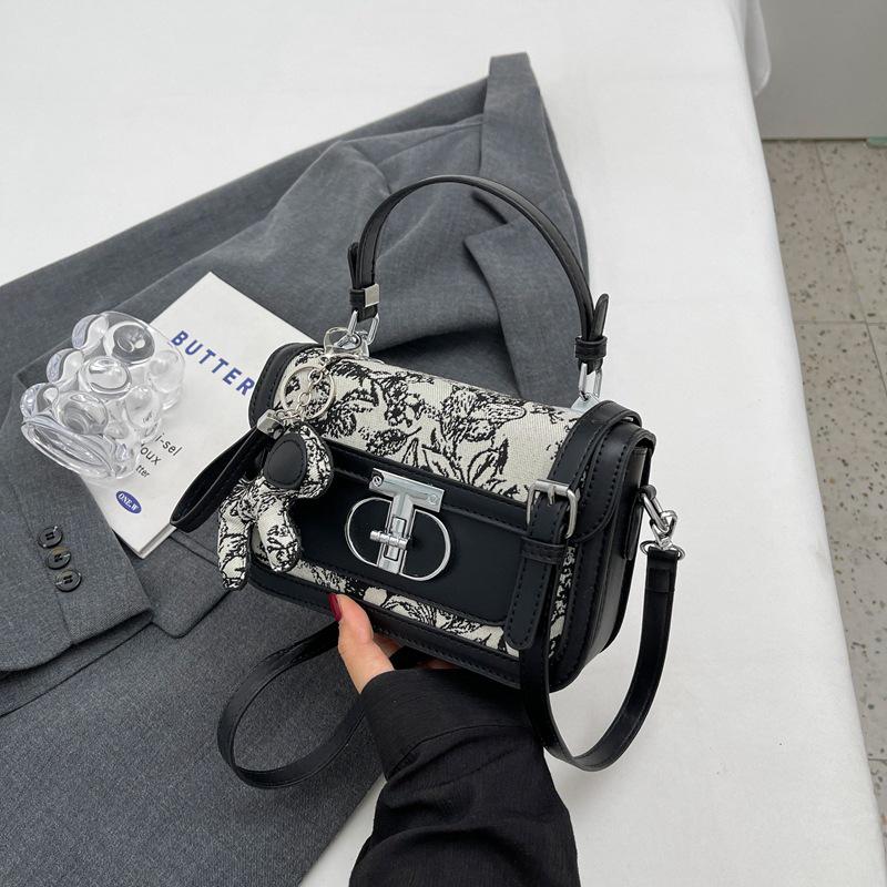 Fancy Lady Populaire niche-ontwerptassen 2024 Nieuwe damestassen Populaire veelzijdige crossbodytassen Modieuze draagbare kleine vierkante tassen zwart