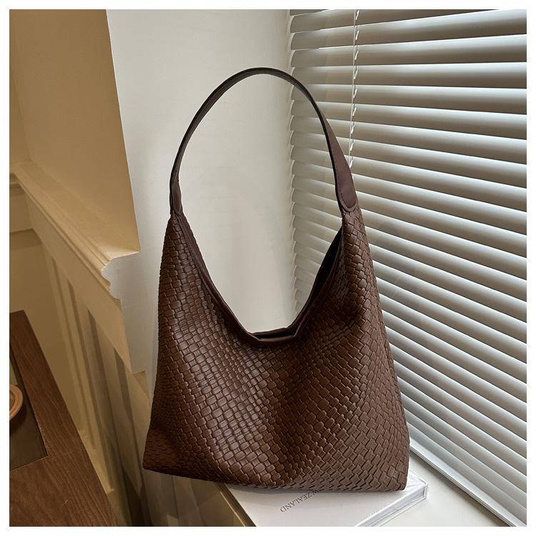 Framont Fashion House Casual retro tas met grote capaciteit voor dames, nieuwe populaire en populaire veelzijdige buitenlandse stijl schoudertas geweven emmertas donkerbruine kleur