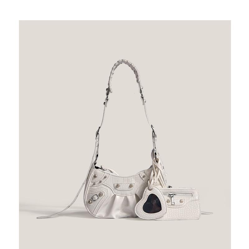 VantaGoods Crocodile Pattern Crescent Crossbody Bag - Nieuwe Hot Girl Rivet Motorfiets Stijl Okseltas 2025 vuilwit
