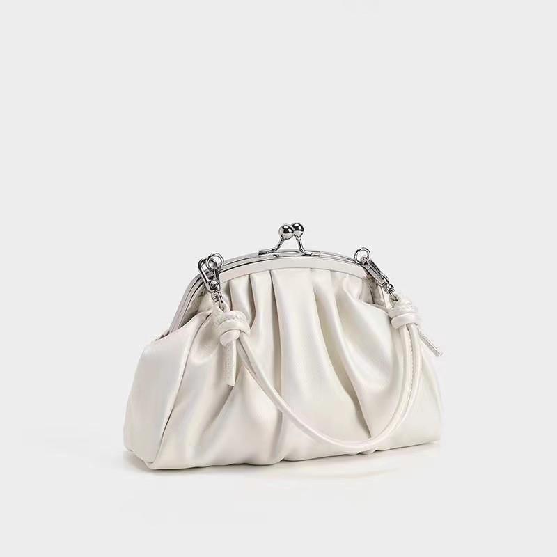 Fancy Lady 2023 Nieuwe Meisjes Schattige Geplooide Clip Cadeautas High-end Kettingtas Draagbare Koerierstas Dumpling Tas one size wit