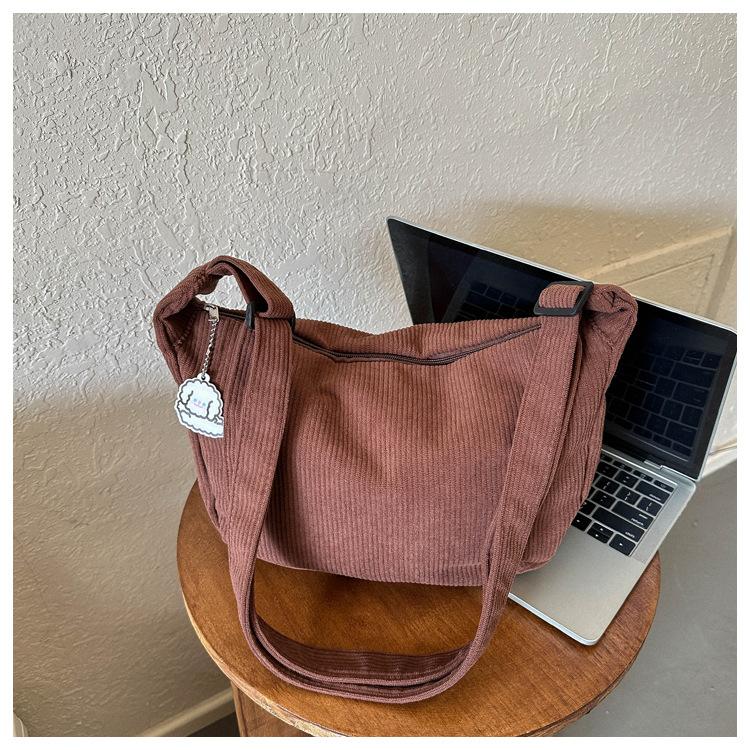 Exquisite handbag NO 1 Hoogwaardige klassieke effen schoudertas met textuur voor dames in een niche modieuze crossbodytas met kleine vierkante tas donkerbruine kleur