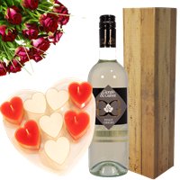 Boeketcadeau Valentijn Combinatie Pinot Grigio+ rode hartjes waxinelichtjes + optie boeket 10 rode rozen