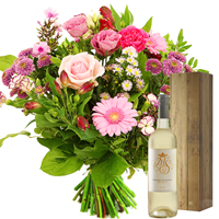Boeketcadeau Boeket roze bloemen + fles Spaanse witte wijn
