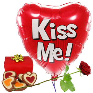 Boeketcadeau Kiss me hart ballon en hartjes chocolade en rode roos