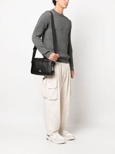 Calvin Klein Jeans logo-patch leather messenger bag - Zwart