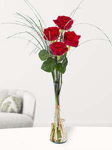 Surprose Vier rode rozen, inclusief vaasje