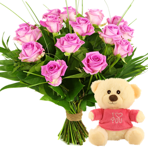 Boeketcadeau Boeket roze rozen + kleine I love you knuffel met roze shirt