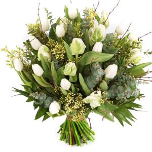 Boeketcadeau Witte tulpen met o.a wax flower en bladmateriaal