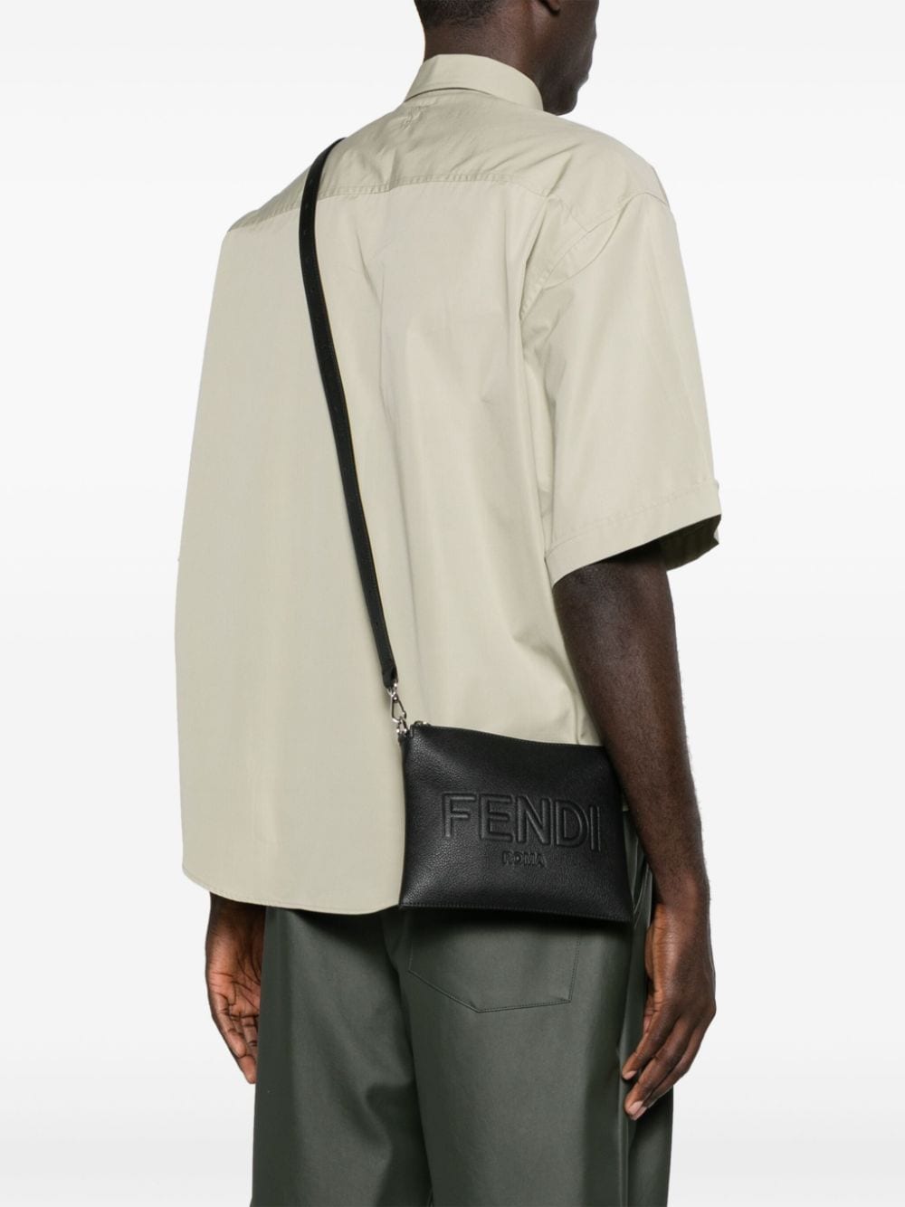 FENDI logo-embossed leather messenger bag - Zwart