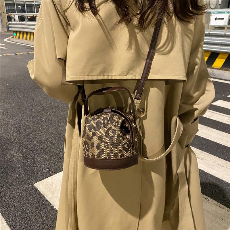 High quality bags Dames Cilinder Handtas Nieuw Ontwerp Letter Print Brede Band Crossbody Mini Tas Hit Kleur Pu Draad Patchwork Messenger Emmer Tas donkerbruine kleur