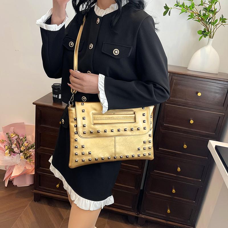 RUWB BAGS 2024 Zomer Dames Flap Clutch Portemonnee Crossbody Tas Koreaanse Mode Vrouwen Anti Diefstal Envelop Tas Dames Goud Zwart Klinknagel casual Schoudertassen zwart