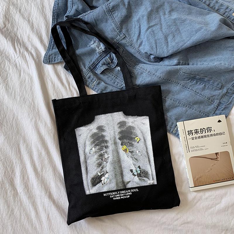 Aidegou19 Gotische schedel letter print canvas tas Japanse vrouwelijke tas casual Harajuku donkere shopper tassen Y2K Grote capaciteit vrouwen schoudertas 24*26cm wit