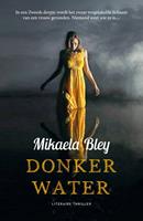 Mikaela Bley Donker water