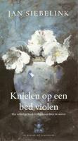 Jan Siebelink Knielen op een bed violen