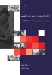 Anneke Menger, Jacqueline Bosker, Lous Krechtig Werken in gedwongen kader -   (ISBN: 9789085602484)