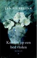 Knielen op een bed violen