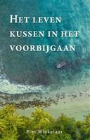 Piet Winkelaar Het leven kussen in het voorbijgaan -  (ISBN: 9789085600886)