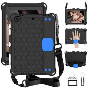 huismerk Voor iPad 9.7 2017/2018 Honeycomb Design EVA + PC Four Corner Anti Falling Flat Protective Shell With Straps (Black+Blue)