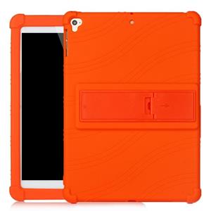 huismerk Voor iPad 6 (9.7 Universal) Tablet PC Siliconen beschermhoes met onzichtbare beugel(oranje)