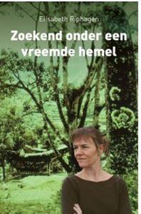 Elisabeth Riphagen Zoekend onder een vreemde hemel -   (ISBN: 9789492551498)