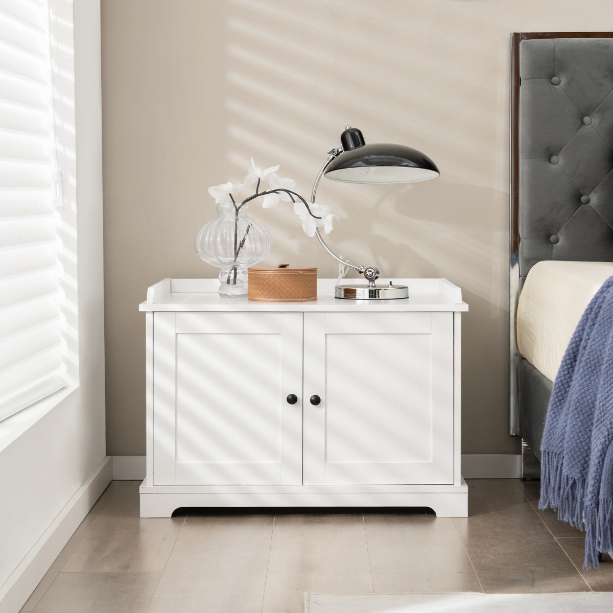Costway Kattenkast Kattentoilet Kattenhuis met Dubbele Deuren en Krabplank Bijzettafel met Verstelbare Scheidingswand Kattenbak Wit