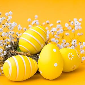 Paperdesign 60x Servetten Pasen thema gele eieren 33 x 33 cm -