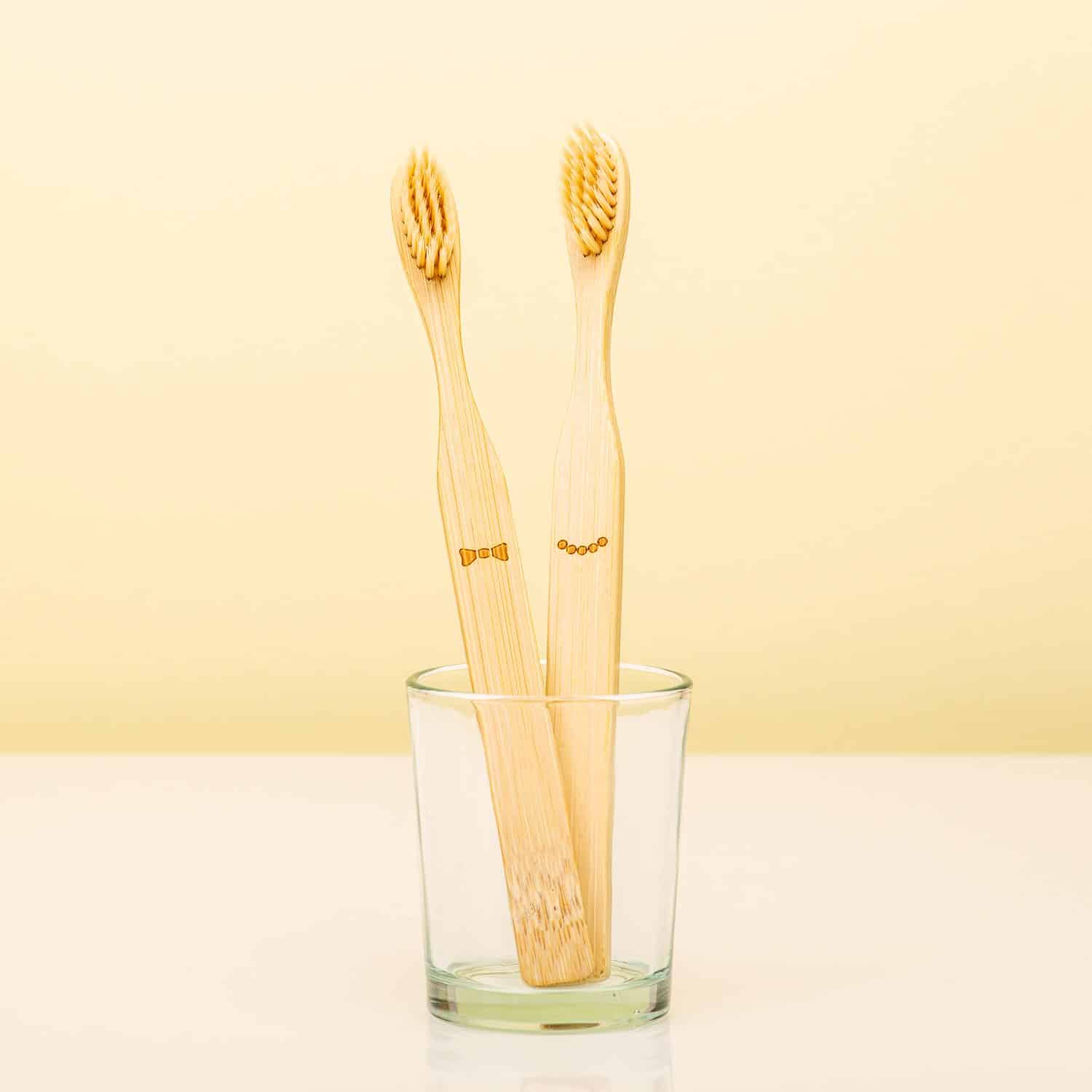 Kikkerland Bamboe Tandenborstels (Set Van 2) - His And Hers