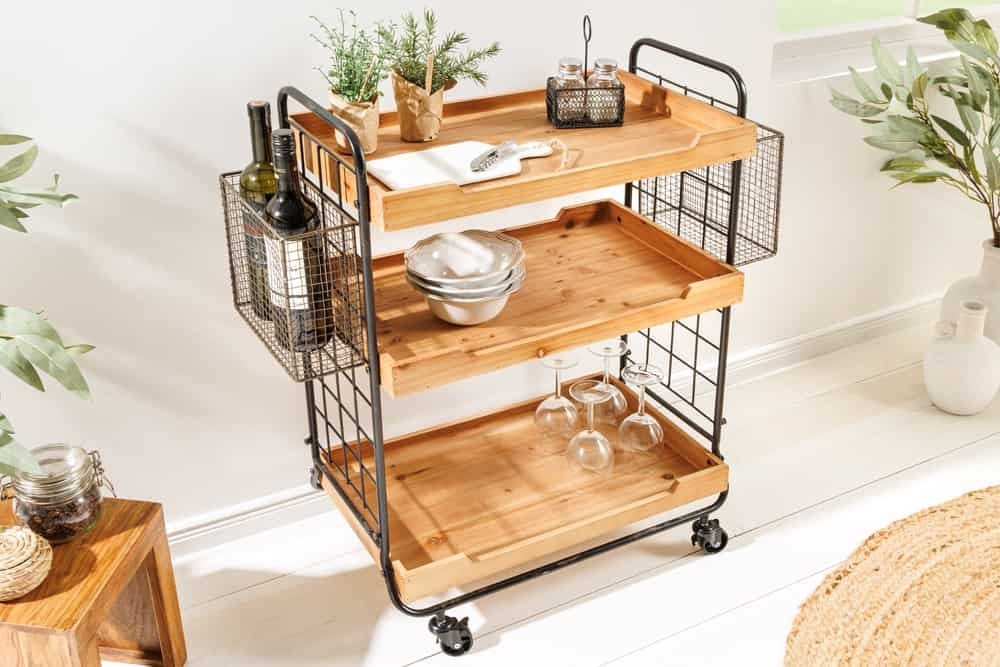 Invicta Interior Massief houten serveerwagen SEVEN SEAS 80cm natuurlijke keukentrolley metaal met zwenkwielen - 43922