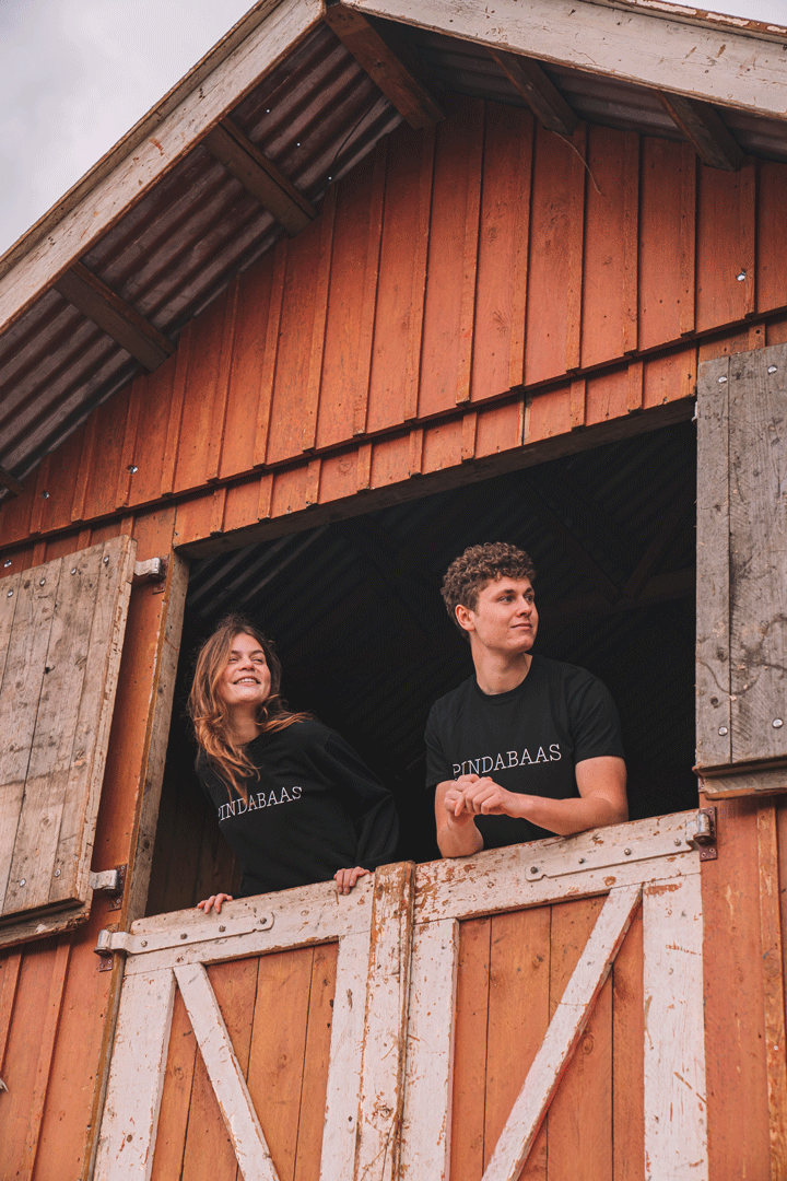 De Pindakaaswinkel Pindabaas T-Shirt zwart (vermeld de maat in de opmerkingen)