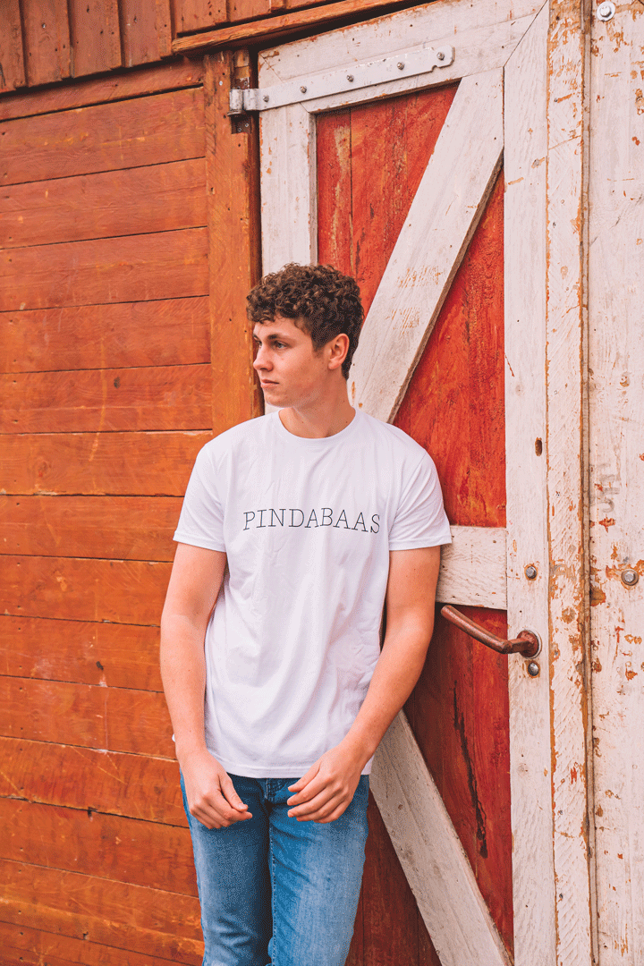 De Pindakaaswinkel Pindabaas T-Shirt wit (vermeld de maat in de opmerkingen)