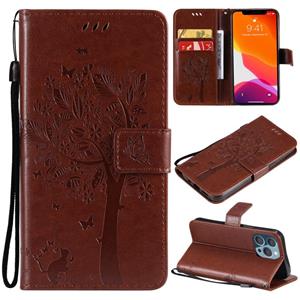 huismerk Tree & Cat Pattern Pressed Printing Horizontale Flip PU Lederen Case met Houder & Card Slots & Wallet & Lanyard voor iPhone 13 Pro (Brown)